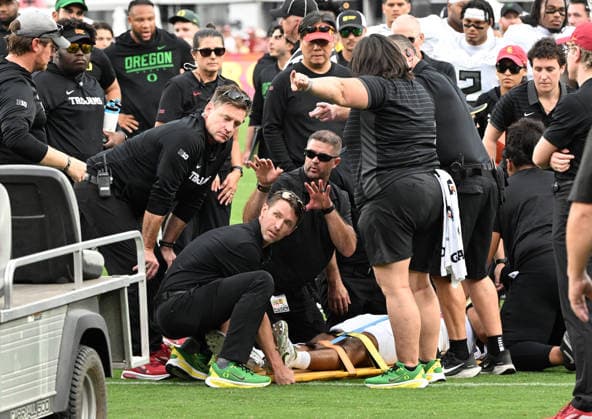 LOS ANGELES, CA - SEPTEMBER 27: Oregon Ducks staff and field personnel prepare to load quarterback Dante Moore (5) into a cart after Moore was hit in the head during a college football game against the USC Trojans played on September 27, 2026 at the Los Angeles Memorial Coliseum in Los Angeles, CA. (Photo by John Cordes Icon Sportswire) COLLEGE FOOTBALL: SEP 27 Oregon at USC EDITORIAL USE ONLY Icon506260926026