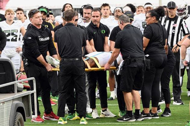 LOS ANGELES, CA - SEPTEMBER 27: Oregon Ducks staff and field personnel prepare to load quarterback Dante Moore (5) into a cart after Moore was hit in the head during a college football game against the USC Trojans played on September 27, 2026 at the Los Angeles Memorial Coliseum in Los Angeles, CA. (Photo by John Cordes Icon Sportswire) COLLEGE FOOTBALL: SEP 27 Oregon at USC EDITORIAL USE ONLY Icon506260926027
