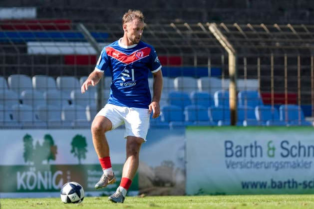 Melvin Ramusovic, VfR Mannheim, 6, on the ball, cutout, full-body, single frame, single photo, action, September 26, 2026, Mannheim, Germany, soccer, Regionalliga Südwest, VfR Mannheim vs. SG Barockstadt Fulda Lehnerz xozx