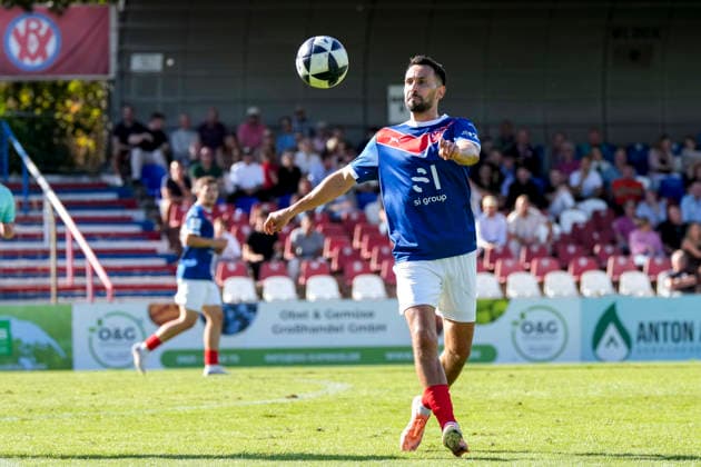 Lukas Rupp, VfR Mannheim, 10, with the ball, isolated figure, full-body shot, single frame, single photo, action, September 26, 2026, Mannheim, Germany, soccer, Regionalliga Südwest, VfR Mannheim vs. SG Barockstadt Fulda Lehnerz xozx