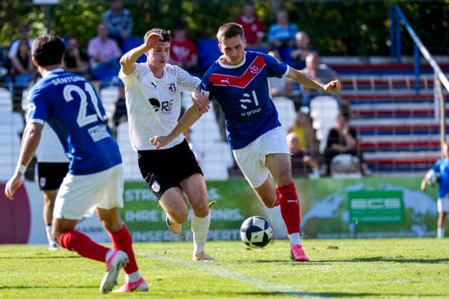 v li Umut Senfürk, VfR Mannheim, 21, Diamant Lokaj, SG Barockstadt, 34, Pasqual Pander VfR Mannheim, 18, tackle, game scene, duel, tackle, tackling, dynamic, action, 09 26 2026, Mannheim, Germany, soccer, Regionalliga Südwest, VfR Mannheim, SG Barockstadt, Fulda, Lehnerz xozx