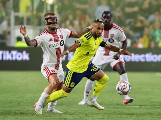 MLS, Fussball Herren, USA SOCCER 2026: Toronto FC Vs Nashville SC SEP 26 September 26, 2026: Nashville SC midfielder Hany Mukhtar (10) battles Toronto FC midfielder Niklas Dorsch (6) for control of the ball during a MLS regular season match between Toronto FC and Nashville SC at Geodis Park in Nashville, TN. Stephen Furst CSM (Credit Image: Â Stephen Furst Cal Media) Nashville Tn United States of America EDITORIAL USE ONLY Copyright: xx ZUMA-20260926_zma_c04_389.jpg StephenxFurstx csmphotothree526434