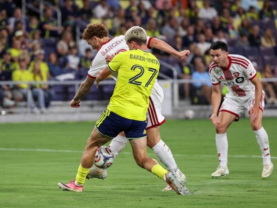 MLS, Fussball Herren, USA SOCCER 2026: Toronto FC Vs Nashville SC SEP 26 September 26, 2026: Toronto FC forward Josh Sargent (9) battles Nashville SC defender Reed Baker-Whiting (27) for the ball during a MLS regular season match between Toronto FC and Nashville SC at Geodis Park in Nashville, TN. Stephen Furst CSM (Credit Image: Â Stephen Furst Cal Media) Nashville Tn United States of America EDITORIAL USE ONLY Copyright: xx ZUMA-20260926_zma_c04_382.jpg StephenxFurstx csmphotothree526441