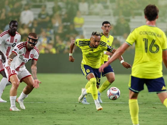 September 26, 2026: Nashville SC midfielder Hany Mukhtar (10) advances the ball during a MLS, Fussball Herren, USA regular season match between Toronto FC and Nashville SC at Geodis Park in Nashville, TN. CSM Nashville United States of America - ZUMAc04_ 20260926_zma_c04_387 Copyright: xStephenxFurstx