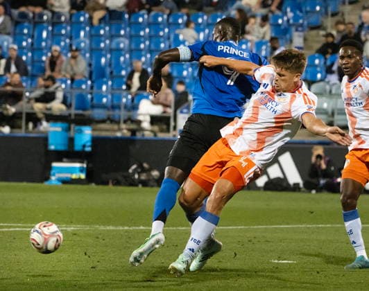 September 26, 2026, Montreal, Qc, Canada: FC Cincinnati s Nick Hagglund (right) battles for the ball with CF Montreal s Prince Owusu (9) during first half MLS, Fussball Herren, USA soccer action in Montreal on Saturday, Sept. 26, 2026. Canada News - September 26, 2026  - ZUMAc35_ 20260926_zaf_c35_125 Copyright: xPeterxMccabex