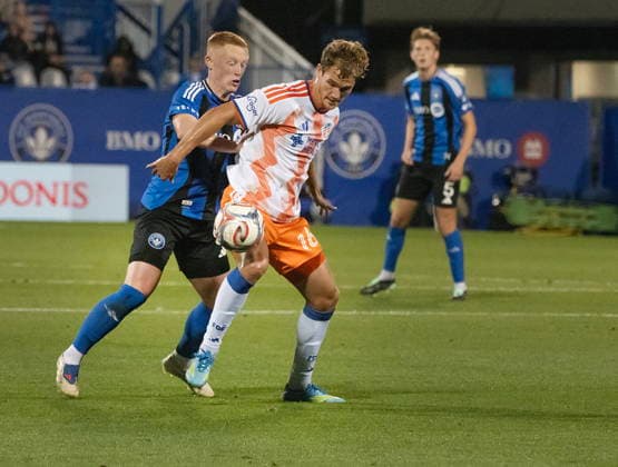 September 26, 2026, Montreal, Qc, Canada: CF Montreal s Matthew Longstaff (left) pressures FC Cincinnati s Tom Barlow (16) during first half MLS, Fussball Herren, USA soccer action in Montreal on Saturday, Sept. 26, 2026. Canada News - September 26, 2026  - ZUMAc35_ 20260926_zaf_c35_126 Copyright: xPeterxMccabex