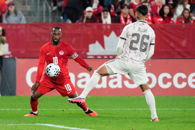 September 26, 2026, Toronto, On, CAN: Canada s Junior Hoilett takes the ball down in front of Chile s Diego Ulloa during second half International Friendly, Länderspiel, Nationalmannschaft action, in Toronto, on Saturday, Sept. 26, 2026. Canada News - September 26, 2026  - ZUMAc35_ 20260926_zaf_c35_130 Copyright: xChrisxYoungx