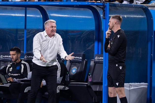 September 26, 2026: Charlotte FC manager Dean Smith argues with the fourth official during the first half against the Chicago Fire FC in the MLS, Fussball Herren, USA match up at Bank of America Stadium in Charlotte, NC. Mandatory Credit: -Cal Media MLS 2026: Chicago Fire At Charlotte FC Sep 26  - ZUMAc04_ 20260926_zma_c04_415 Copyright: xScottxKinserx