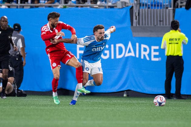 MLS, Fussball Herren, USA 2026: Chicago Fire At Charlotte FC Sep 26 September 26, 2026: Charlotte FC defense Harry Toffolo (15) battles with Chicago Fire FC forward Philip Zinckernagel (11) during the first half of the MLS match up at Bank of America Stadium in Charlotte, NC. Mandatory Credit: Scott Kinser-Cal Media (Credit Image: Â Scott Kinser Cal Sport Media) Charlotte Nc United States EDITORIAL USE ONLY Copyright: xx ZUMA-20260926_zma_c04_395.jpg ScottxKinserx csmphotothree526468