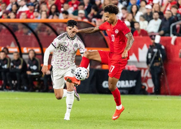 Futbol, Canada vs Chile Partido amistoso en Canada 2026. El jugador de Chile Diego Ulloa, izquierda, disputa el balon con Tajon Buchanan de Canada durante el partido amistoso frente a Canada, disputado en el estadio BMO Field en Toronto, Canada. 26 09 2026 Kevin Raposo Photosport Football, Canada vs. Chile Chilean player Diego Ulloa, left, vies for the ball with Tajon Buchanan of Canada during the friendly match against Canada, played at BMO Field in Toronto, Canada. 26 09 2026 Kevin Raposo Photosport Canada vs Chile, amistoso en Canada 2026 