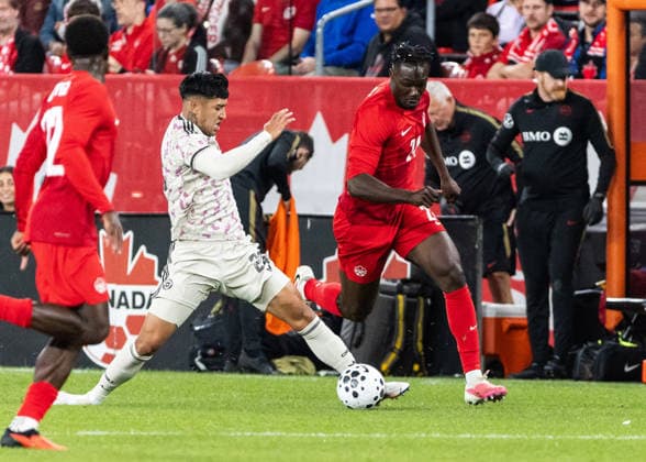 Futbol, Canada vs Chile Partido amistoso en Canada 2026. El jugador de Chile Francisco Salinas, izquierda, disputa el balon con Promose David de Canada durante el partido amistoso frente a Canada, disputado en el estadio BMO Field en Toronto, Canada. 26 09 2026 Kevin Raposo Photosport Football, Canada vs. Chile Chilean player Francisco Salinas, left, vies for the ball with Promose David of Canada during the friendly match against Canada, played at BMO Field in Toronto, Canada. 26 09 2026 Kevin Raposo Photosport Canada vs Chile, amistoso en Canada 2026 