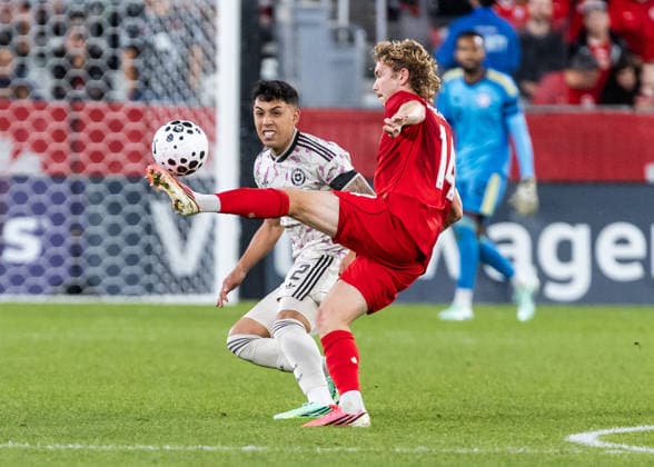 Futbol, Canada vs Chile Partido amistoso en Canada 2026. El jugador de Chile Felipe Faundez, izquierda, disputa el balon con Jacob Shaffelburg de Canada durante el partido amistoso frente a Canada, disputado en el estadio BMO Field en Toronto, Canada. 26 09 2026 Kevin Raposo Photosport Football, Canada vs. Chile Chilean player Felipe Faundez, left, vies for the ball with Jacob Shaffelburg of Canada during the friendly match against Canada, played at BMO Field in Toronto, Canada. 26 09 2026 Kevin Raposo Photosport Canada vs Chile, amistoso en Canada 2026 