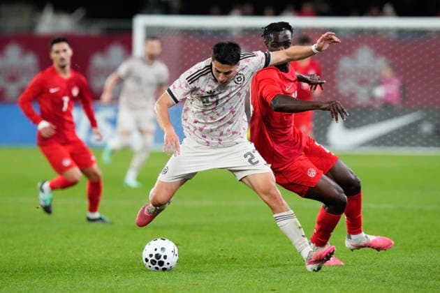 September 26, 2026, Toronto, On, CAN: Chile s Jonathan Villagra, front, battles for the ball with Canada s Promise David during second half International Friendly, Länderspiel, Nationalmannschaft action, in Toronto, on Saturday, Sept. 26, 2026. Canada News - September 26, 2026  - ZUMAc35_ 20260926_zaf_c35_138 Copyright: xChrisxYoungx