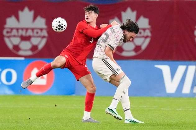 September 26, 2026, Toronto, On, CAN: Canada s Jamie Knigh-Lebel, left, fends off Chile s Ben Brereton during second half International Friendly, Länderspiel, Nationalmannschaft action, in Toronto, on Saturday, Sept. 26, 2026. Canada News - September 26, 2026  - ZUMAc35_ 20260926_zaf_c35_142 Copyright: xChrisxYoungx