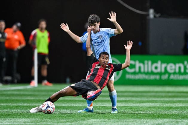 ATLANTA, GA - SEPTEMBER 26: Mauricio Amaro 14 of Atlanta falls during the MLS, Fussball Herren, USA match between New York City FC and Atlanta United FC on September 26th, 2026 at Mercedes-Benz Stadium in Atlanta, GA. (Photo by Rich von Biberstein Icon Sportswire) SOCCER: SEP 26 MLS Atlanta United vs New York City FC EDITORIAL USE ONLY Icon260926012