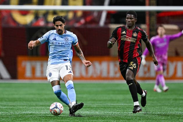 ATLANTA, GA - SEPTEMBER 26: Thiago Martins 13 of New York passes during the MLS, Fussball Herren, USA match between New York City FC and Atlanta United FC on September 26th, 2026 at Mercedes-Benz Stadium in Atlanta, GA. (Photo by Rich von Biberstein Icon Sportswire) SOCCER: SEP 26 MLS Atlanta United vs New York City FC EDITORIAL USE ONLY Icon260926016