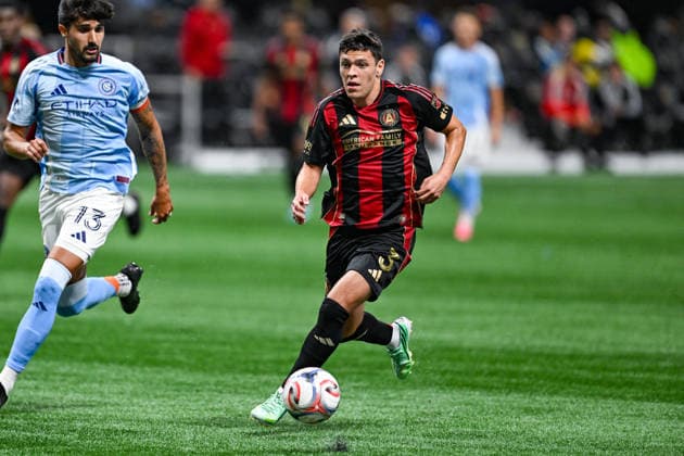ATLANTA, GA - SEPTEMBER 26: Elias Baez 3 of Atlanta looks to pass during the MLS, Fussball Herren, USA match between New York City FC and Atlanta United FC on September 26th, 2026 at Mercedes-Benz Stadium in Atlanta, GA. (Photo by Rich von Biberstein Icon Sportswire) SOCCER: SEP 26 MLS Atlanta United vs New York City FC EDITORIAL USE ONLY Icon260926024
