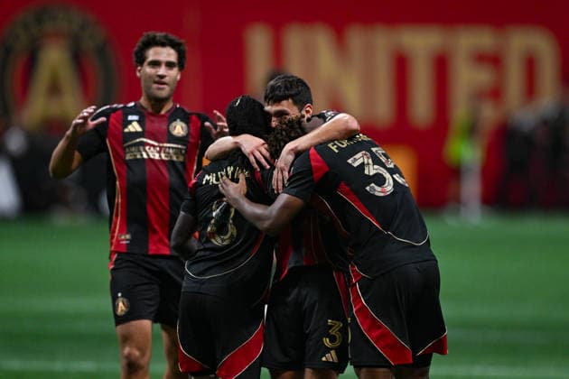 ATLANTA, GA - SEPTEMBER 26: Elias Baez 3 of Atlanta embraces teammates Tristan Muyumba 8 and Jay Fortune 35 of during the MLS, Fussball Herren, USA match between New York City FC and Atlanta United FC on September 26th, 2026 at Mercedes-Benz Stadium in Atlanta, GA. (Photo by Rich von Biberstein Icon Sportswire) SOCCER: SEP 26 MLS Atlanta United vs New York City FC EDITORIAL USE ONLY Icon260926034