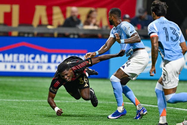 ATLANTA, GA - SEPTEMBER 26: Breel Embolo 36 of Atlanta is thrown to the turf during the MLS, Fussball Herren, USA match between New York City FC and Atlanta United FC on September 26th, 2026 at Mercedes-Benz Stadium in Atlanta, GA. (Photo by Rich von Biberstein Icon Sportswire) SOCCER: SEP 26 MLS Atlanta United vs New York City FC EDITORIAL USE ONLY Icon260926041