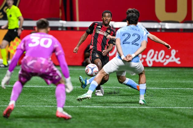 ATLANTA, GA - SEPTEMBER 26: Mauricio Amaro 14 of Atlanta takes a shot on goal during the MLS, Fussball Herren, USA match between New York City FC and Atlanta United FC on September 26th, 2026 at Mercedes-Benz Stadium in Atlanta, GA. (Photo by Rich von Biberstein Icon Sportswire) SOCCER: SEP 26 MLS Atlanta United vs New York City FC EDITORIAL USE ONLY Icon260926042