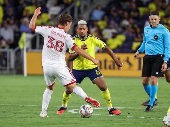 September 26, 2026: Nashville SC midfielder Bryan Acosta (6) defends against Toronto FC defender Jackson Gilman (38) during a MLS, Fussball Herren, USA regular season match between Toronto FC and Nashville SC at Geodis Park in Nashville, TN. CSM Nashville United States of America - ZUMAc04_ 20260926_zma_c04_567 Copyright: xStephenxFurstx