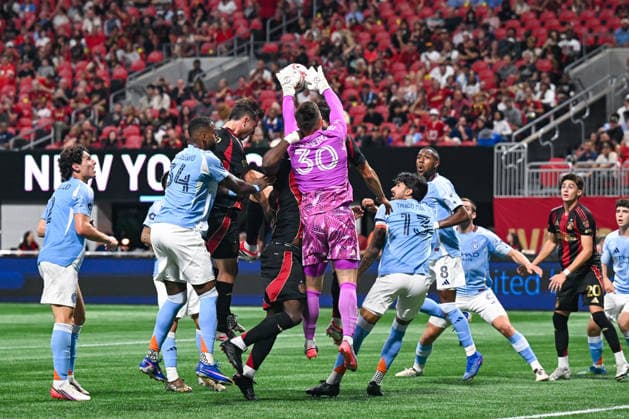 ATLANTA, GA - SEPTEMBER 26: Tomas Romero 30 of New York attempts to make a save during the MLS, Fussball Herren, USA match between New York City FC and Atlanta United FC on September 26th, 2026 at Mercedes-Benz Stadium in Atlanta, GA. (Photo by Rich von Biberstein Icon Sportswire) SOCCER: SEP 26 MLS Atlanta United vs New York City FC EDITORIAL USE ONLY Icon260926051