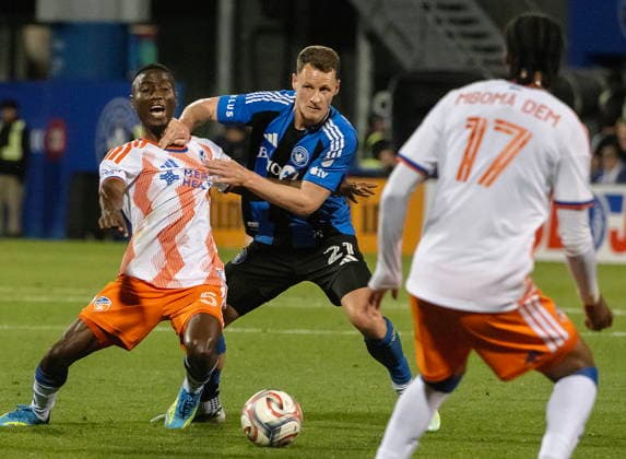 September 26, 2026, Montreal, Qc, Canada: CF Montreal s Fabian Herbers (21) fights off FC Cincinnati s Obinna Nwobodo (5) to gain control of the ball during second half MLS, Fussball Herren, USA soccer action in Montreal on Saturday, Sept. 26, 2026. Canada News - September 26, 2026  - ZUMAc35_ 20260926_zaf_c35_160 Copyright: xPeterxMccabex