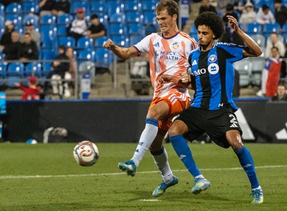 September 26, 2026, Montreal, Qc, Canada: FC Cincinnati s Tom Barlow (left) battles with CF Montreal s Jalen Neal (2) during second half MLS, Fussball Herren, USA soccer action in Montreal on Saturday, Sept. 26, 2026. Canada News - September 26, 2026  - ZUMAc35_ 20260926_zaf_c35_161 Copyright: xPeterxMccabex