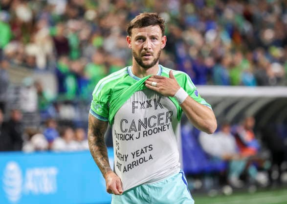 SEATTLE, WA - SEPTEMBER 26: Seattle Sounders FC midfielder Paul Arriola (17) reveals a tee shirt with cancer message underneath his jersey after scoring a goal in the second half during the MLS, Fussball Herren, USA match between Minnesota United FC and Seattle Sounders FC on September 26, 2026 at Lumen Field in Seattle, Washington. (Photo by Leslie Plaza Johnson Icon Sportswire) SOCCER: SEP 26 MLS Seattle Sounders FC vs Minnesota United FC EDITORIAL USE ONLY Icon260926003