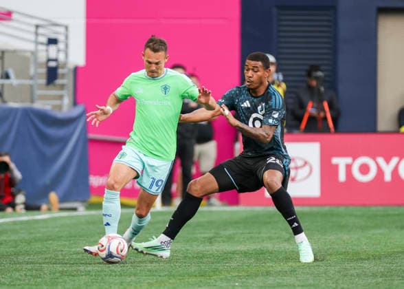 SEATTLE, WA - SEPTEMBER 26: (left to right) Seattle Sounders FC forward Danny Musovski (19) keeps the ball away from Minnesota United FC defender Jefferson Diaz (28) in the first half during the MLS, Fussball Herren, USA match between Minnesota United FC and Seattle Sounders FC on September 26, 2026 at Lumen Field in Seattle, Washington. (Photo by Leslie Plaza Johnson Icon Sportswire) SOCCER: SEP 26 MLS Seattle Sounders FC vs Minnesota United FC EDITORIAL USE ONLY Icon260926005