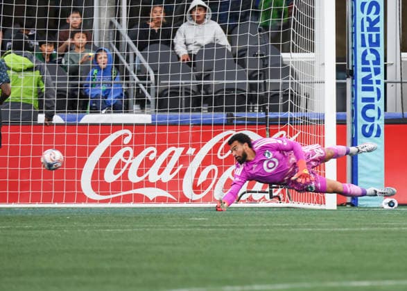SEATTLE, WA - SEPTEMBER 26: Minnesota United FC goalkeeper Drake Callender (12) is unable go stop a shot on goal by Seattle Sounders FC forward Jordan Morris (13) (not pictured) in the first half during the MLS, Fussball Herren, USA match between Minnesota United FC and Seattle Sounders FC on September 26, 2026 at Lumen Field in Seattle, Washington. (Photo by Leslie Plaza Johnson Icon Sportswire) SOCCER: SEP 26 MLS Seattle Sounders FC vs Minnesota United FC EDITORIAL USE ONLY Icon260926008