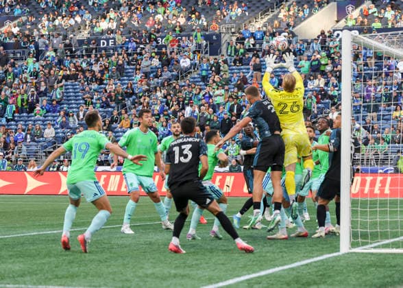 SEATTLE, WA - SEPTEMBER 26: Seattle Sounders FC goalkeeper Andrew Thomas (26) traps a shot on goal from a corner kick in the first half during the MLS, Fussball Herren, USA match between Minnesota United FC and Seattle Sounders FC on September 26, 2026 at Lumen Field in Seattle, Washington. (Photo by Leslie Plaza Johnson Icon Sportswire) SOCCER: SEP 26 MLS Seattle Sounders FC vs Minnesota United FC EDITORIAL USE ONLY Icon260926024