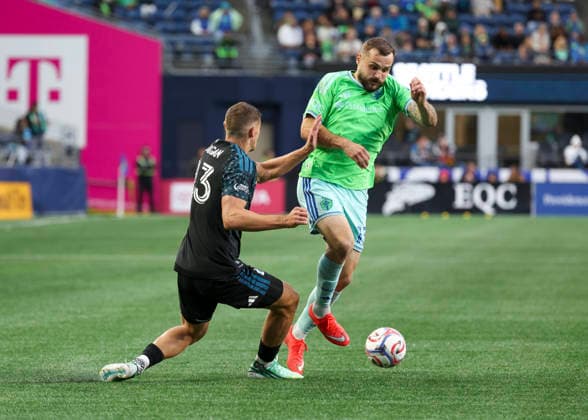 SEATTLE, WA - SEPTEMBER 26: (left to right) Minnesota United FC defender Morris Duggan (23) challenges Seattle Sounders FC forward Jordan Morris (13) for the ball in the second half during the MLS, Fussball Herren, USA match between Minnesota United FC and Seattle Sounders FC on September 26, 2026 at Lumen Field in Seattle, Washington. (Photo by Leslie Plaza Johnson Icon Sportswire) SOCCER: SEP 26 MLS Seattle Sounders FC vs Minnesota United FC EDITORIAL USE ONLY Icon260926026
