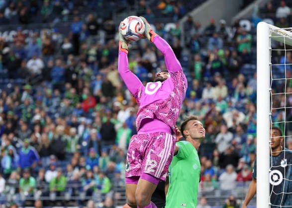 SEATTLE, WA - SEPTEMBER 26: Minnesota United FC goalkeeper Drake Callender (12) jumps to trap the ball in the second half during the MLS, Fussball Herren, USA match between Minnesota United FC and Seattle Sounders FC on September 26, 2026 at Lumen Field in Seattle, Washington. (Photo by Leslie Plaza Johnson Icon Sportswire) SOCCER: SEP 26 MLS Seattle Sounders FC vs Minnesota United FC EDITORIAL USE ONLY Icon260926029