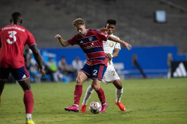 September 26, 2026, Frisco, Texas, USA: FC Dallas defender NOLAN NORRIS (32) and Los Angeles FC midfielder SERGIO VASQUEZ (20) battle for the ball during a soccer game between Los Angeles FC and FC Dallas at Toyota Stadium in Frisco, TX. Frisco USA - ZUMAh193 20260926_zsp_h193_003 Copyright: xDanielxMcGregor-Huyerx