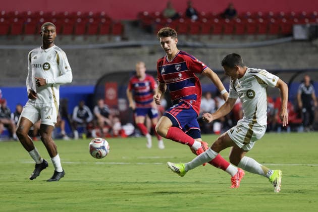 September 26, 2026, Frisco, Texas, USA: Los Angeles FC defender SERGI PALENCIA (14) (far right) kicks the ball during a soccer game between Los Angeles FC and FC Dallas at Toyota Stadium in Frisco, TX. Soccer 2026: FC Dallas 1:0 Los Angeles FC  - ZUMAh193 20260926_zsp_h193_002 Copyright: xDanielxMcGregor-Huyerx