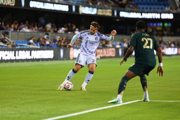 SAN JOSE, CA - SEPTEMBER 26: San Jose Earthquakes midfielder Eduard Löwen (23) controls the ball against Portland Timbers defender Jimer Fory (27) during a MLS, Fussball Herren, USA match between the Portland Timbers and the San Jose Earthquakes on September 26, 2026, at PayPal Park in San Jose, CA. (Photo by Trinity Machan) SOCCER: SEP 26 MLS San Jose Earthquakes vs Portland Timbers EDITORIAL USE ONLY Icon260926000107753
