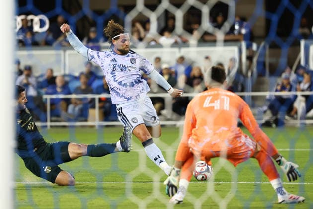 SAN JOSE, CA - SEPTEMBER 26: San Jose Earthquakes midfielder Eduard Löwen (23) shoots a goal during a MLS, Fussball Herren, USA match between the Portland Timbers and the San Jose Earthquakes on September 26, 2026, at PayPal Park in San Jose, CA. (Photo by Trinity Machan) SOCCER: SEP 26 MLS San Jose Earthquakes vs Portland Timbers EDITORIAL USE ONLY Icon260926000107757