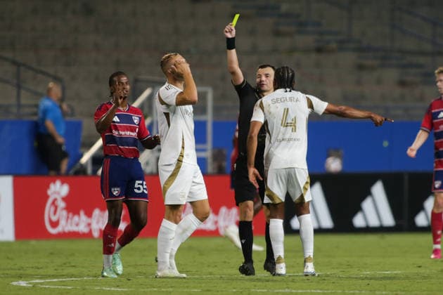 September 26, 2026, Frisco, Texas, USA: The head official pulls a yellow card on Los Angeles FC forward RYAN PORTEOUS (5) during a soccer game between Los Angeles FC and FC Dallas at Toyota Stadium in Frisco, TX. Frisco USA - ZUMAh193 20260926_zsp_h193_033 Copyright: xDanielxMcGregor-Huyerx