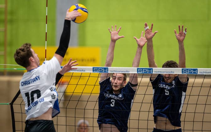 Volleyball, 2026–2027 Season, 2nd Bundesliga North, September 26, 2026, Matchday 2, Men s, TuB Bocholt Blue vs. FC Schuettorf White; L: Denis Christiany (FC Schuettorf 09), Noah van Dam (TuB Bocholt), Tobias John (TuB Bocholt); Bocholt Sporthalle West, North Rhine-Westphalia, Germany 260926_vb_tub-bocholt_fc-schuettorf_59244