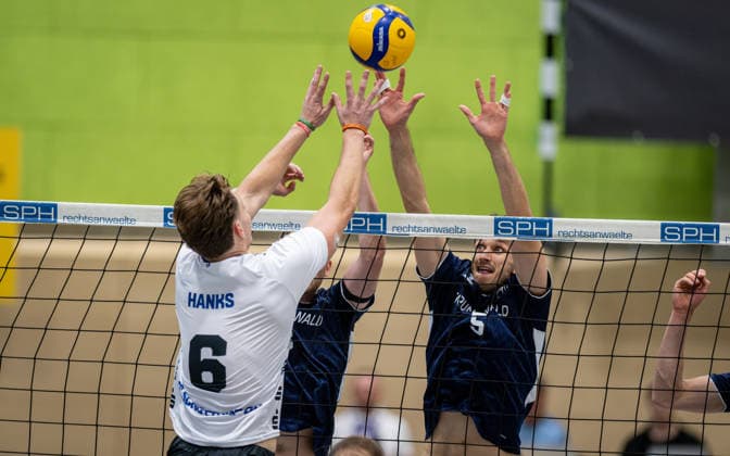 Volleyball, 2026–2027 Season, 2nd Bundesliga North, September 26, 2026, Matchday 2, Men s, TuB Bocholt Blue vs. FC Schuettorf White; Connor Hanks (FC Schuettorf 09), Noah van Dam (TuB Bocholt), Tobias John (TuB Bocholt); Bocholt Sporthalle West, North Rhine-Westphalia, Germany 260926_vb_tub-bocholt_fc-schuettorf_59246