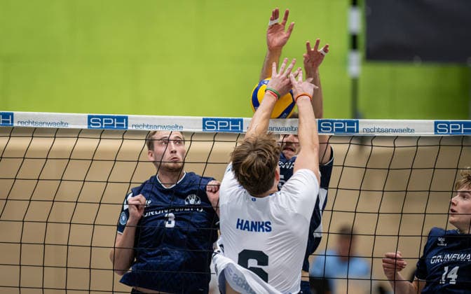 Volleyball, 2026–2027 Season, 2nd Bundesliga North, September 26, 2026, Matchday 2, Men s, TuB Bocholt Blue vs. FC Schuettorf White; L: Noah van Dam (TuB Bocholt), Connor Hanks (FC Schuettorf 09), Tobias John (TuB Bocholt); Bocholt Sporthalle West, North Rhine-Westphalia, Germany 260926_vb_tub-bocholt_fc-schuettorf_59247