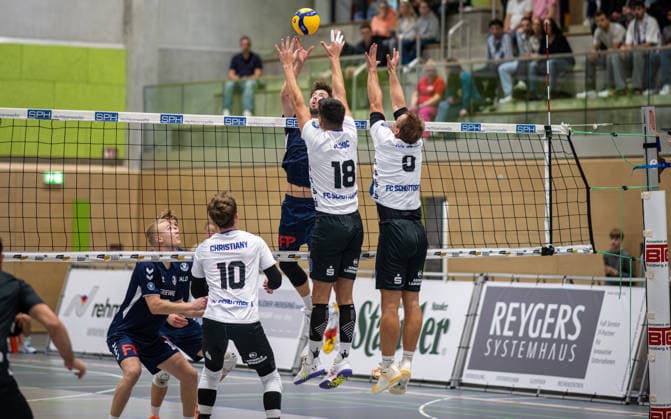 Volleyball, 2026–2027 Season, 2nd Bundesliga North, September 26, 2026, Matchday 2, Men s, TuB Bocholt Blue vs. FC Schuettorf White: Jannik Langer (TuB Bocholt), Denis Christiany (FC Schuettorf 09), Ben Stoverink (TuB Bocholt), Milan Pajkic (FC Schuettorf 09), Marcin Kapusniak (FC Schuettorf 09), Bocholt Sporthalle West, North Rhine-Westphalia, Germany 260926_vb_tub-bocholt_fc-schuettorf_59251