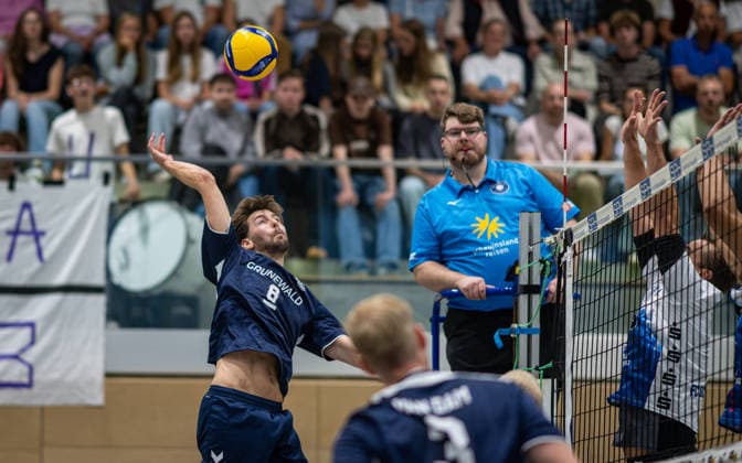 Volleyball, 2026–2027 Season, 2nd Bundesliga North, September 26, 2026, Matchday 2, Men s, TuB Bocholt Blue vs. FC Schuettorf White; Ben Stoverink (TuB Bocholt), Aaron Struck (referee); Bocholt Sporthalle West, North Rhine-Westphalia, Germany 260926_vb_tub-bocholt_fc-schuettorf_59257