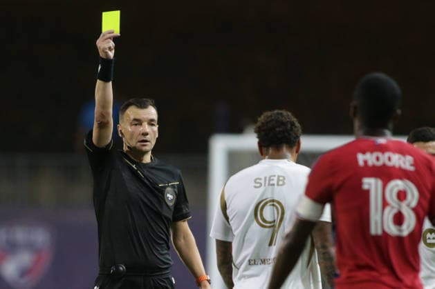 September 26, 2026, Frisco, Texas, USA: The head official pulls out a red card during a soccer game between Los Angeles FC and FC Dallas at Toyota Stadium in Frisco, TX. Frisco USA - ZUMAh193 20260926_zsp_h193_040 Copyright: xDanielxMcGregor-Huyerx