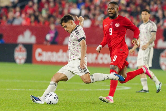 Vicente Pizarro of Chile passes the ball during the International Friendly, Länderspiel, Nationalmannschaft match between Canada and Chile on September 26th, 2026 in BMO Field, Toronto, Ontario, Canada Copyright: xCurtisxWongx xSPPx Sportspressphoto_SPR240840