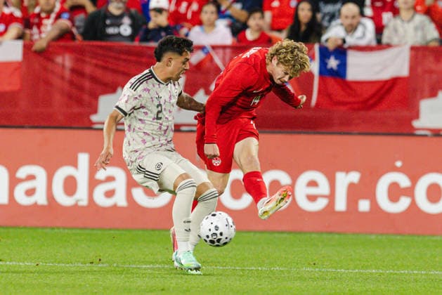 Jacob Shaffelburg of Canada contests with Felipe Faundez of Chile during the International Friendly, Länderspiel, Nationalmannschaft match between Canada and Chile on September 26th, 2026 in BMO Field, Toronto, Ontario, Canada Copyright: xCurtisxWongx xSPPx Sportspressphoto_SPR240846
