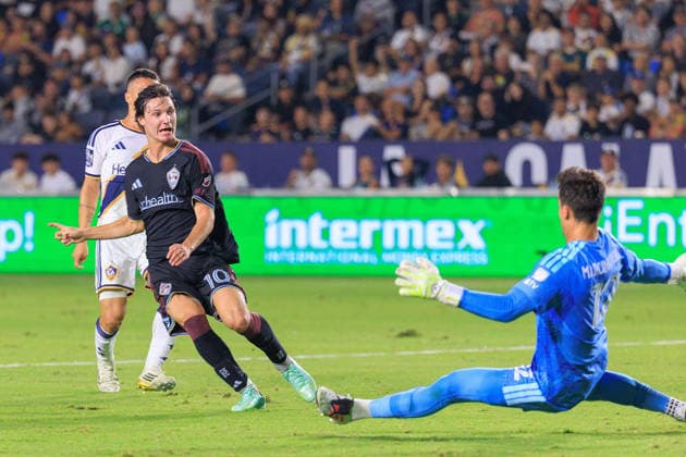 September 26, 2026, Carson, California, USA: Paxten Aaronson 10 of the Colorado Rapids kicks the ball for a goal during a regular-season MLS, Fussball Herren, USA match against the LA Galaxy on Saturday September 26, 2026 at Dignity Health Sports Park Stadium in Carson, California. JAVIER ROJAS PI LA Galaxy Vs. Rapids  - ZUMAp124 20260926_zaa_p124_006 Copyright: xJavierxRojasx