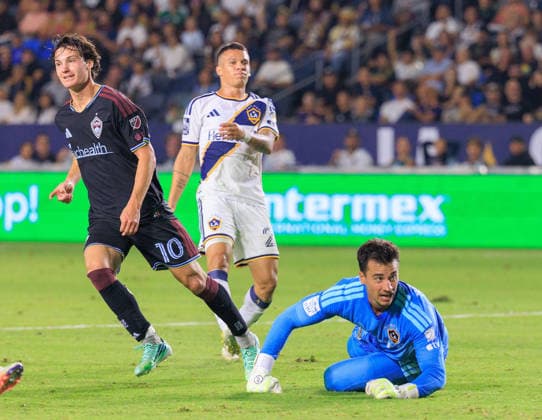 September 26, 2026, Carson, California, USA: Goalkeeper, JT Marcinkowski 12 of the LA Galaxy watches the ball go in for a goal during a regular-season MLS, Fussball Herren, USA match against the Colorado Rapids on Saturday September 26, 2026 at Dignity Health Sports Park Stadium in Carson, California. JAVIER ROJAS PI Carson USA - ZUMAp124 20260926_zaa_p124_007 Copyright: xJavierxRojasx