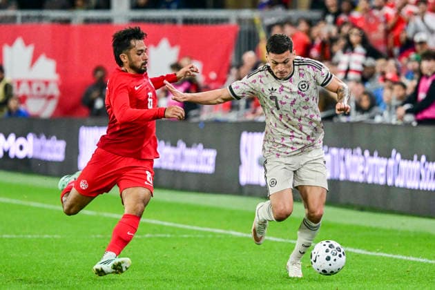 Mathieu Choinière (L) of Canada vies for the ball with Lucas Cepeda of Chile during a friendly match at BMO Field in Toronto, Canada, 26 September 2026. International Friendly, Länderspiel, Nationalmannschaft Canada vs. Chile !ACHTUNG: NUR REDAKTIONELLE NUTZUNG!  Copyright: xEduardoxLimax AMDEP3253 20260927-55021516109_1